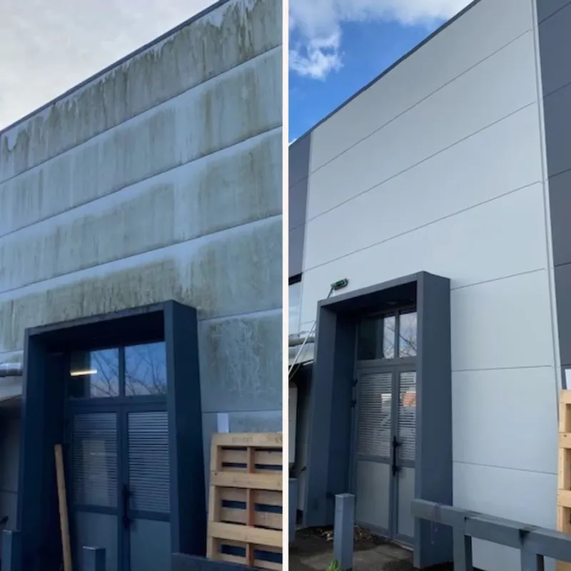 Nettoyage de façade de bardage avant/après à Toulouse, prestation TopOsmose pour bâtiment professionnel.