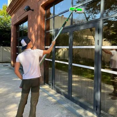Nettoyage de vitres en hauteur à Toulouse avec perche télescopique et eau pure, par TopOsmose.