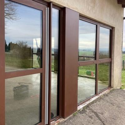 Résultat après nettoyage de vitres à l’eau pure sur façade vitrée à Toulouse par TopOsmose.